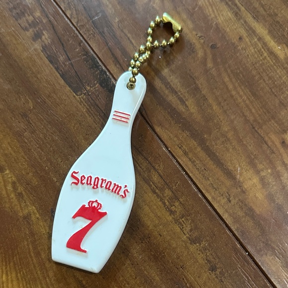 Vintage Seagram’s 7 Crown Bowling Pin Keychain Luggage Tag Promo - Picture 1 of 2
